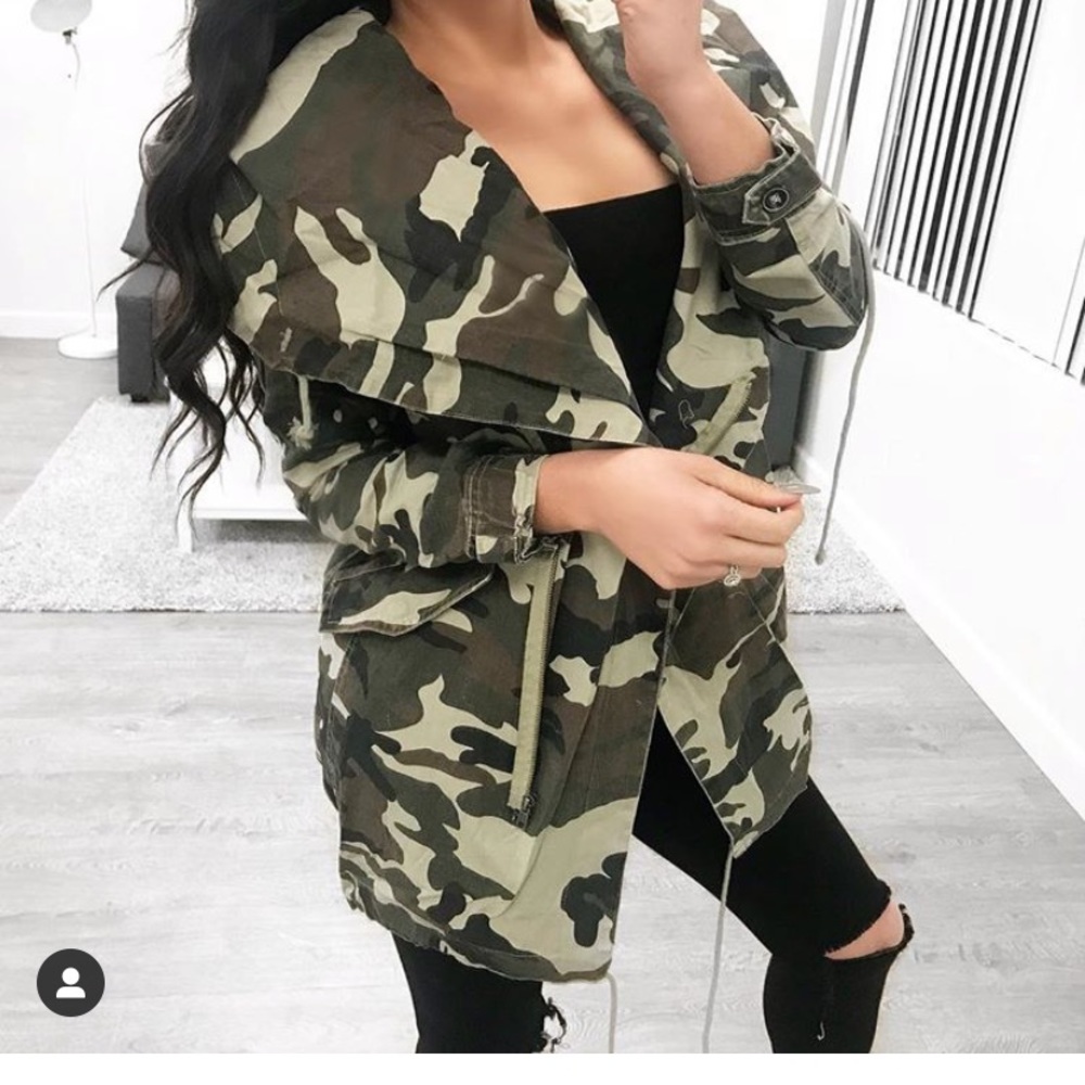 🌸SOLD ON MERC🌸Laura’s Boutique Camo Cargo Jacket